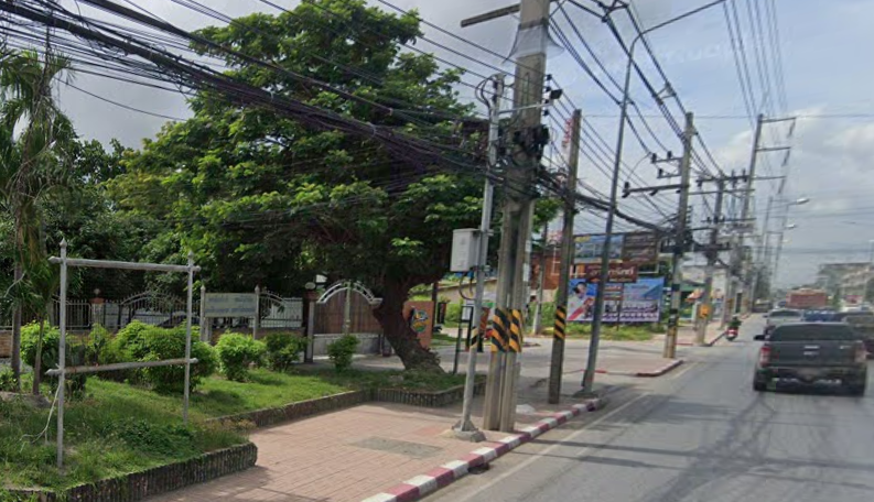 Book Phanat Phitthayakhan School Bus Stop (Phanat Nikhom Intersection)