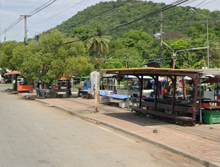 Book Mueang Chai Nat District Bus Stop (Tha Chang Temple)