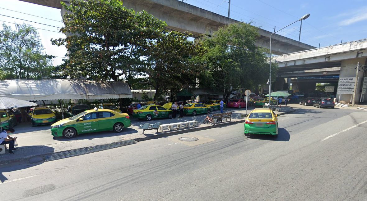 Book Lat Krabang Bus Stop (Airport Rail Link)