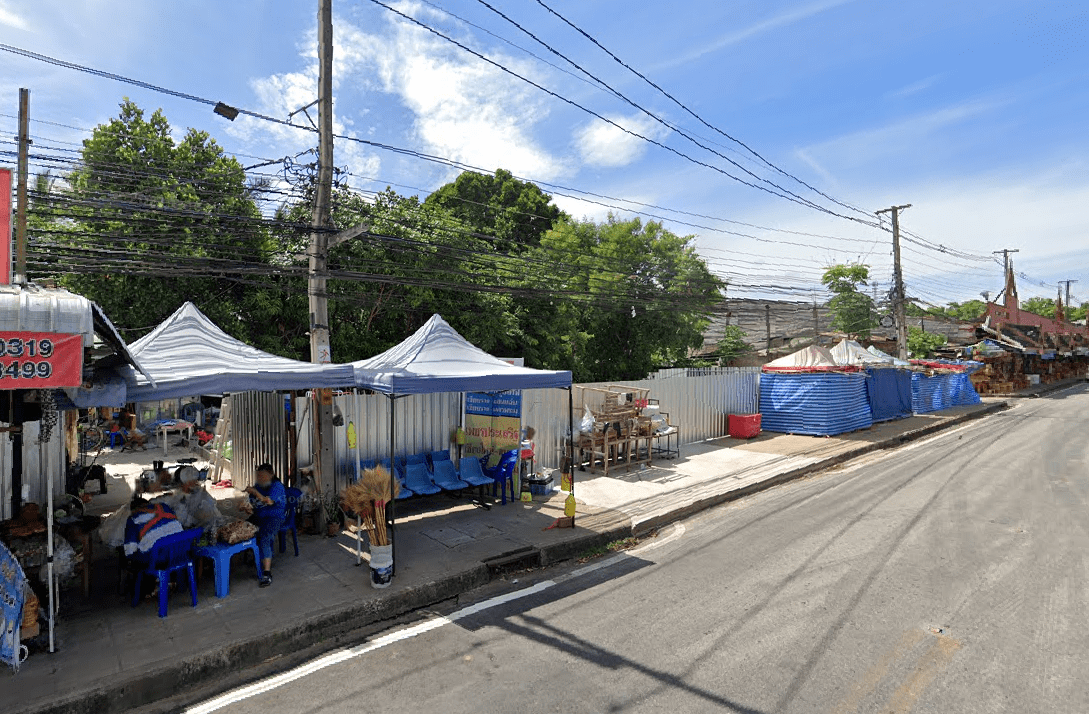 Book Den Chai District Bus Stop (Yothin Pork Rind Shop)