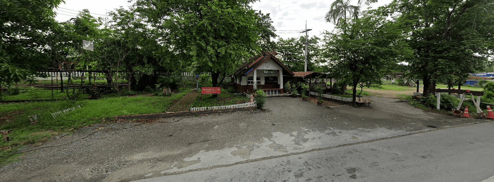 Book Ban Tak District Bus Stop (Tak Out Police Station)
