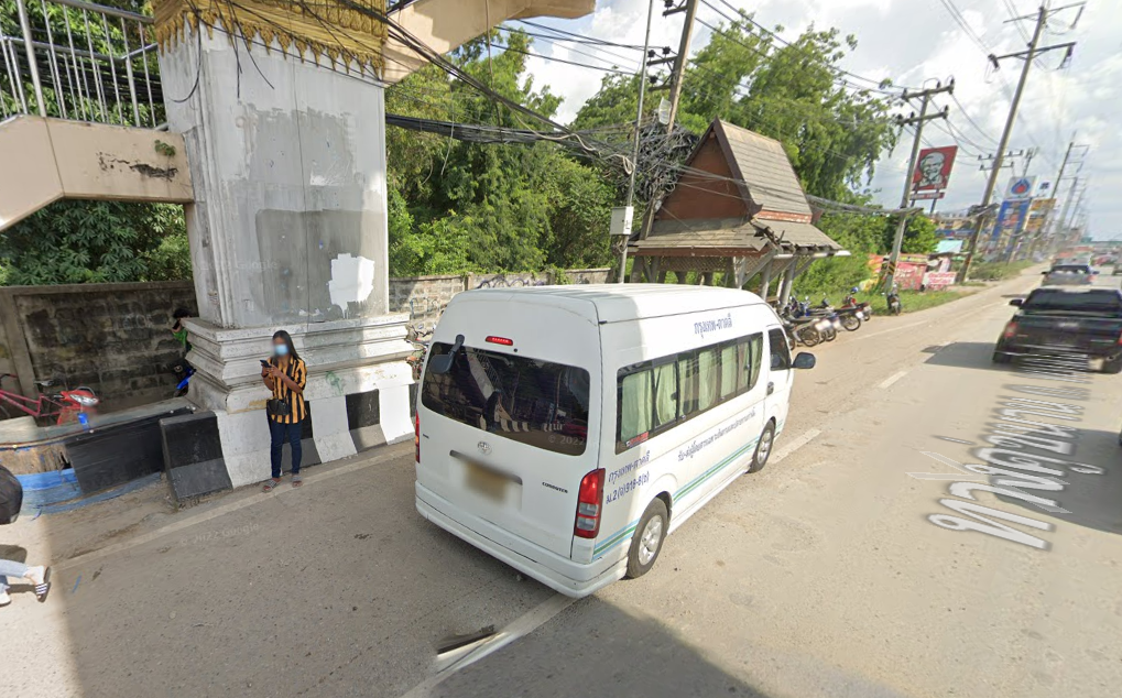Book Thammasat University Bus Stop