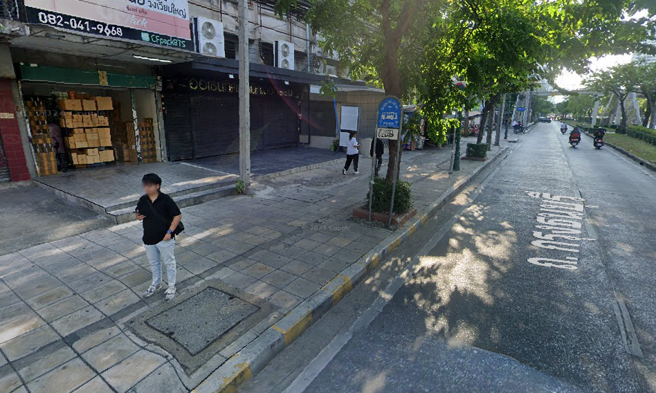 Book Wongwian Yai Bus Stop (BTS Station)